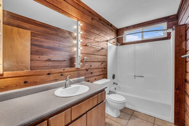 Building Photo - 2320 Calumet Cir
