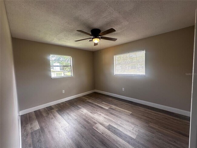 Building Photo - 3700 SE 34th Ct