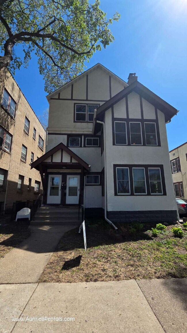 Building Photo - 2 Bed - 1 Bath Upper level unit in a triplex - Updated Unit