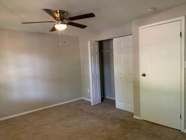 Building Photo - Renovated Raleigh Townhome Conveniently Lo...