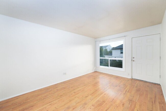 Building Photo - 1 bedroom ,pets welcome! Get it now before...