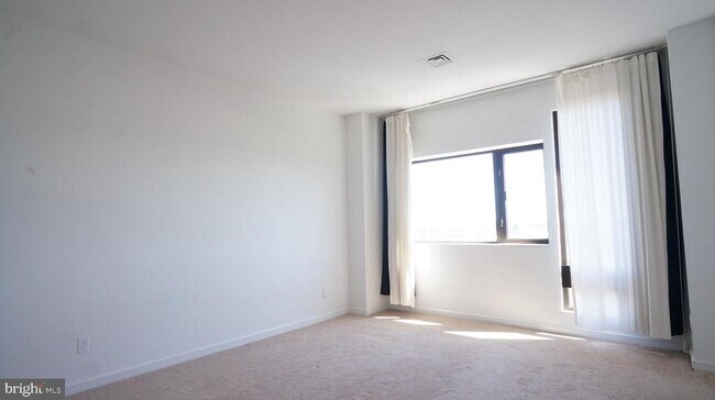 Building Photo - 10 E Lee St