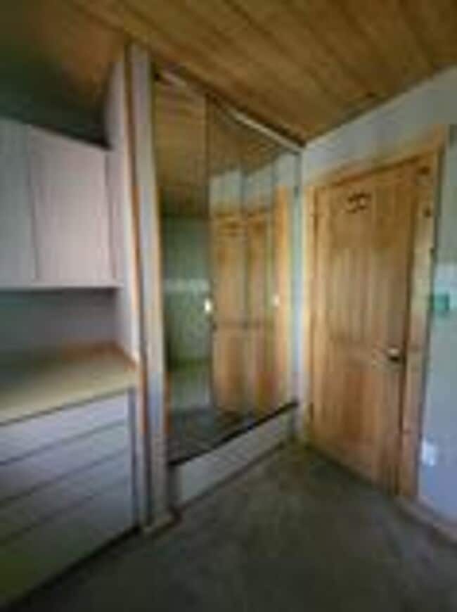 Building Photo - Balcony! In unit washer dryer! Bus route!