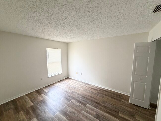 Building Photo - 10 Pinelynn Dr