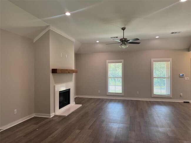 Building Photo - 107 Fox Run Dr