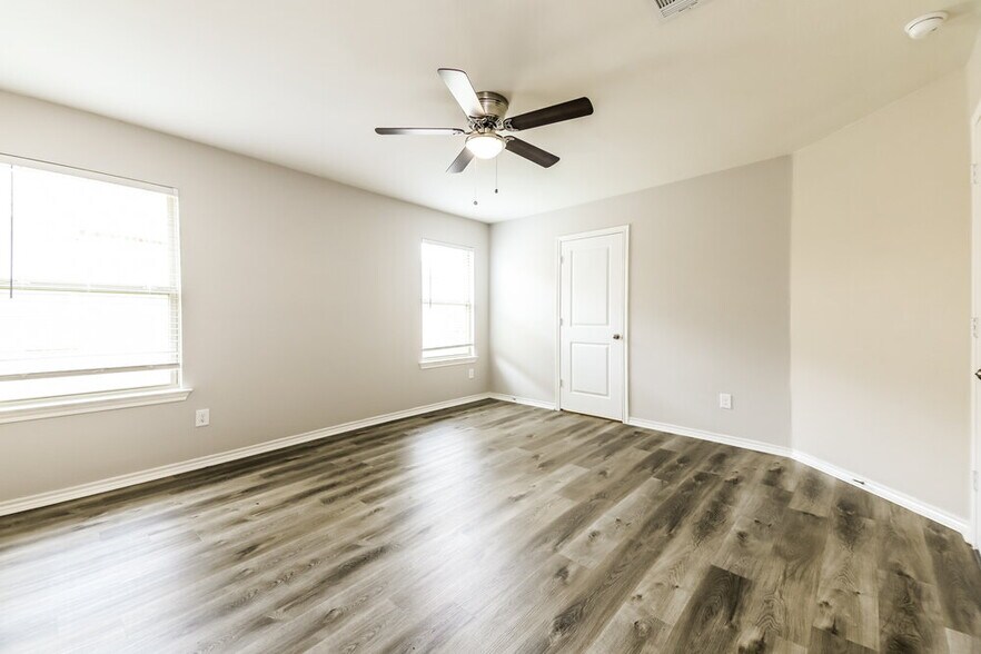 Building Photo - 710 Meadow Wood Ln