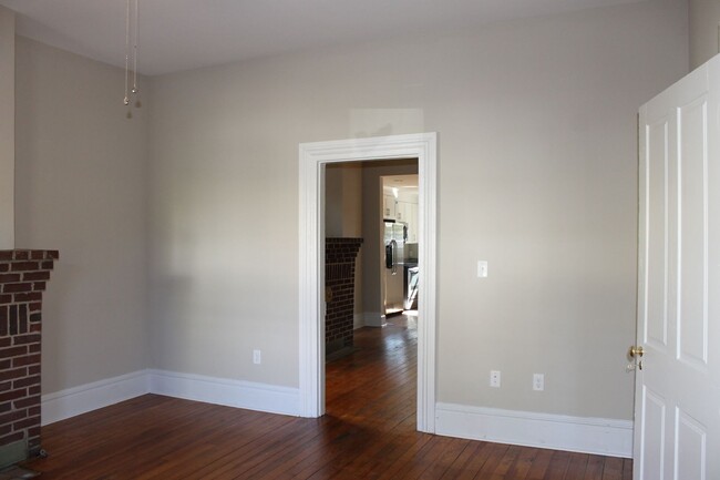 Building Photo - Gorgeous 3 Bed 2.5 Bath Home in Church Hill!