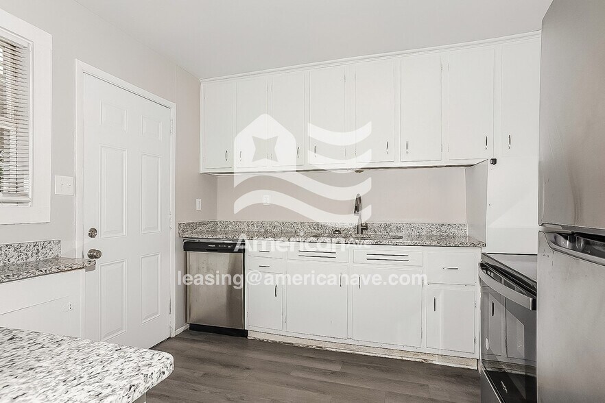 Building Photo - 674 Morton Ave NE