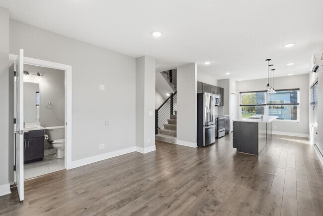 Building Photo - Stylish Midtown townhouse with stunning city views!