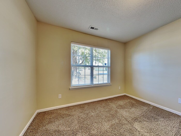 Building Photo - 2613 Fairstone Ave