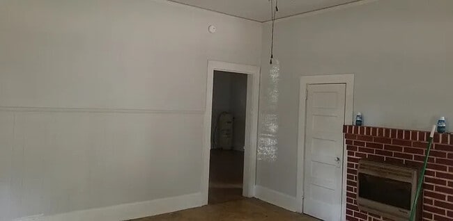 Building Photo - 2 Bedroom 1 Bathroom