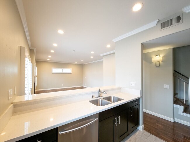 Building Photo - Luxury Living in Toluca Lake!