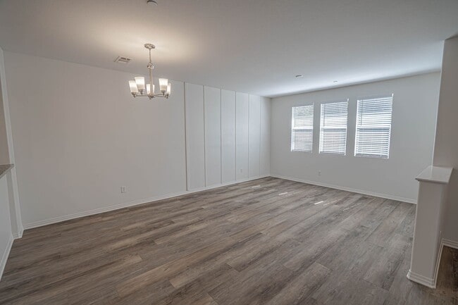 Building Photo - 3 Bedroom Townhome for Rent in Valencia!