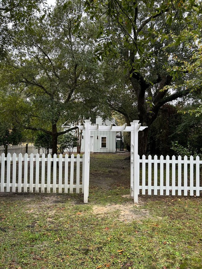 Building Photo - Beautiful apartment on parklike grounds