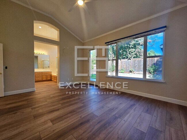 Building Photo - 3/2.5 Home + Office with 2219SF of Beautif...