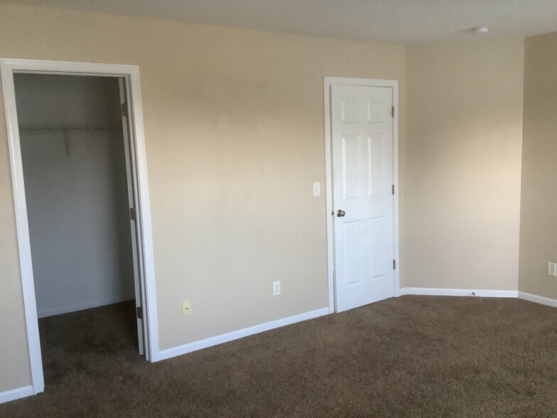 Building Photo - 605 Country Brook Ln