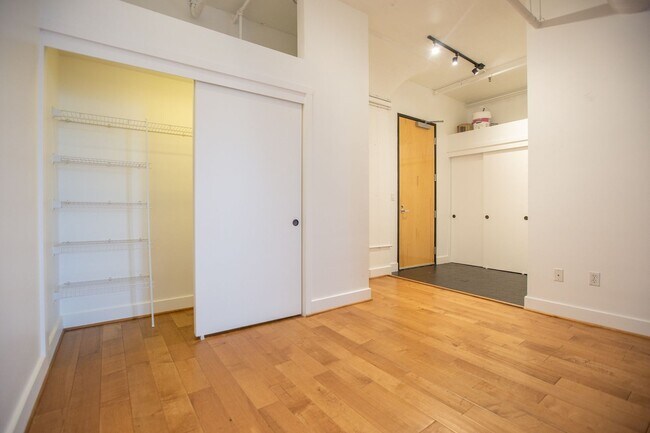 Building Photo - North Block Condo Available- Fully Remodeled Studio !
