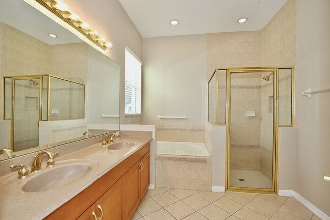Building Photo - Spacious 3/2 Home located in Summerport Co...