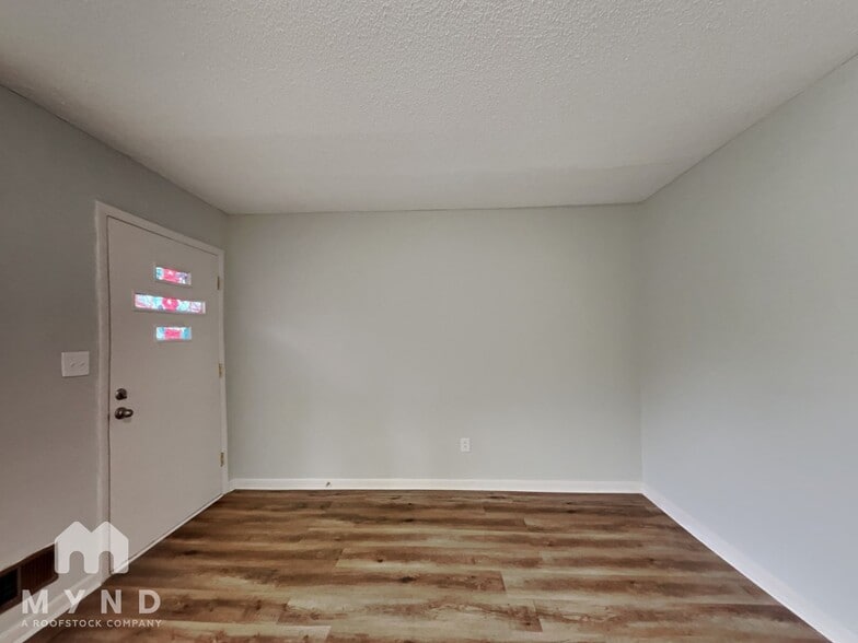 Building Photo - 706 Pond St