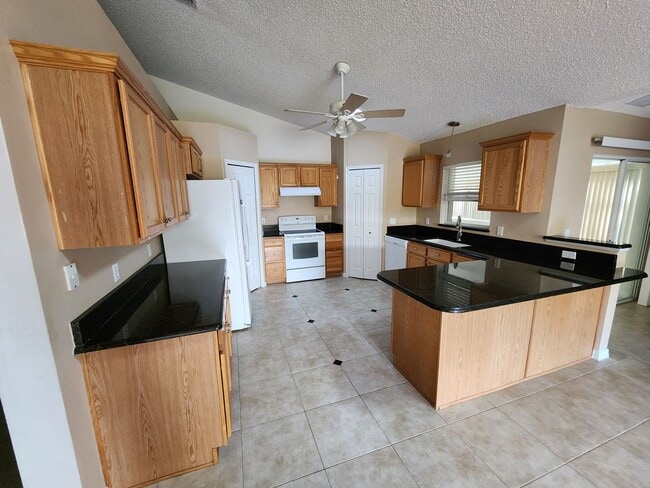 Building Photo - Spacious 4 Bedroom, 2 bath home