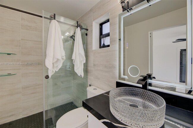 Building Photo - 1240 Peri St