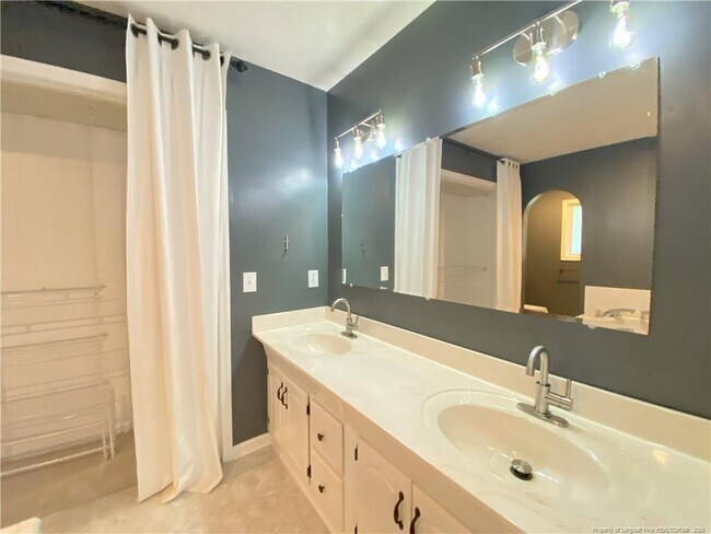 Building Photo - 462 Crown Point
