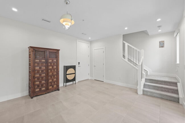 Building Photo - 625 NE 22nd Dr