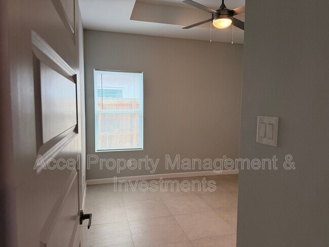 Building Photo - 816 N Abbey Ave