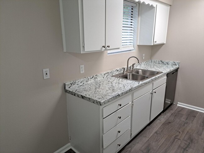 Building Photo - 9611 Dunwoody Dr