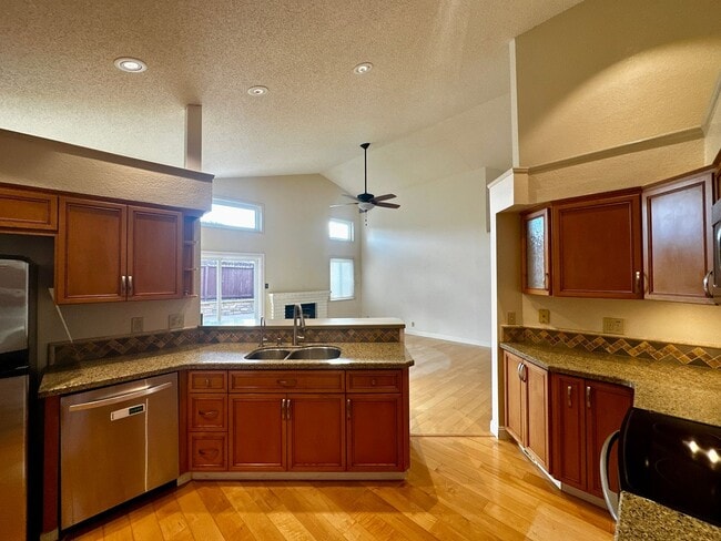 Building Photo - Single Story Court location