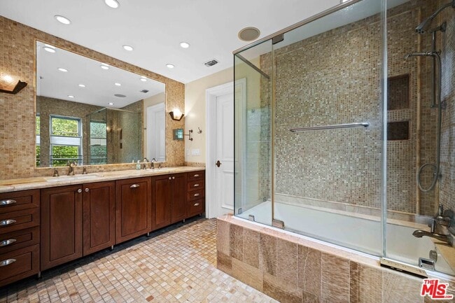 Building Photo - 420 S Beverwil Dr