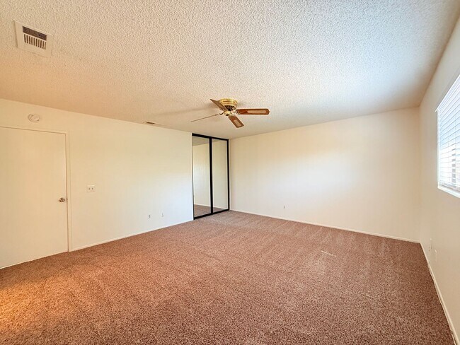 Building Photo - AVAILABLE NOW!!! 2 Bed 2 Bath Upstairs Apa...