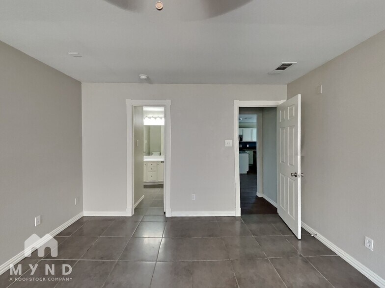 Building Photo - 421 Pin Oak Ln