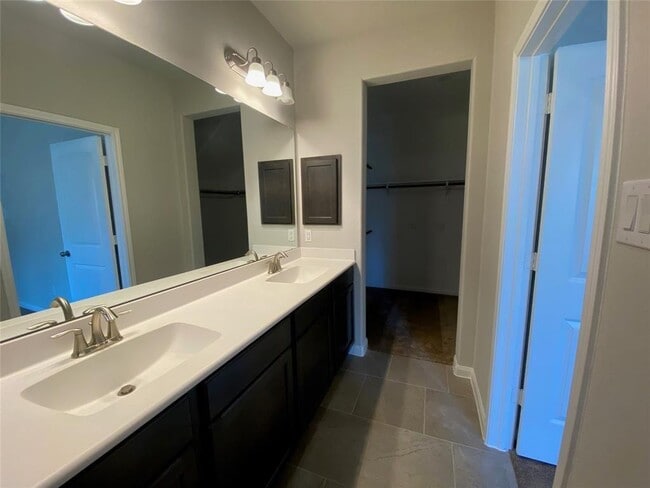Building Photo - 13443 Greenbrier Dr