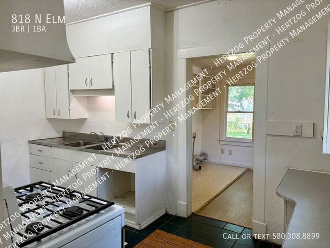 Building Photo - 818 N Elm-