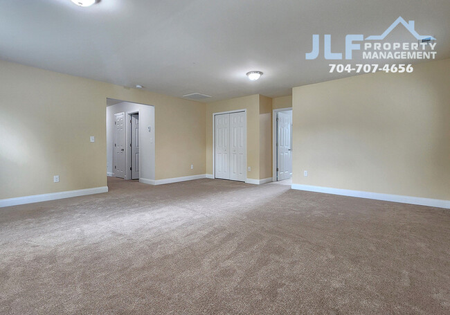 Building Photo - MOVE IN SPECIAL- 2 WEEKS FREE RENT! Fabulo...