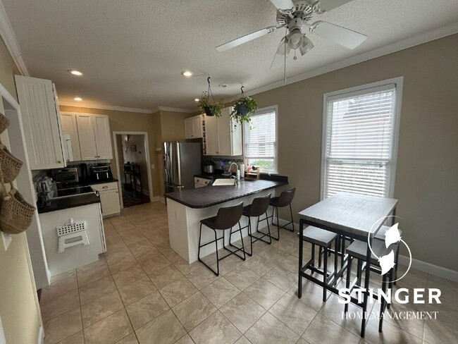 Building Photo - 4 Bedroom / 3.5 Bathroom Home For Rent in ...