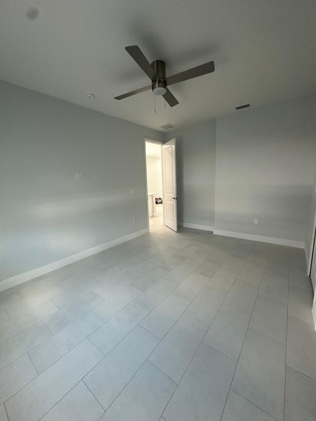 Building Photo - Single Family Home in San Carlos - STUDENTS WELCOME