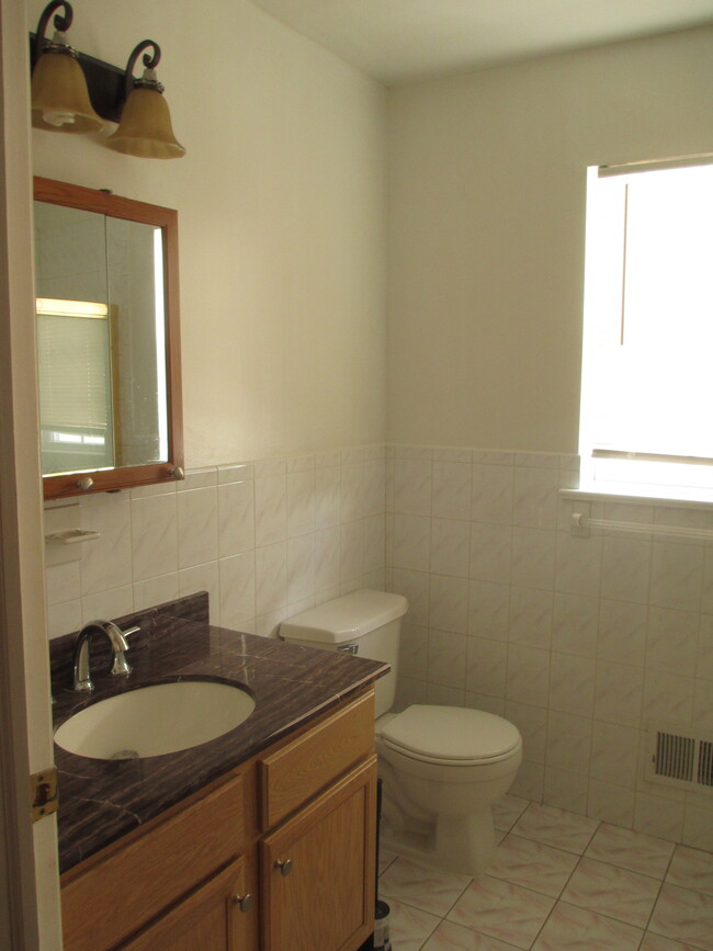 bathroom - 523 Lidgerwood Ave