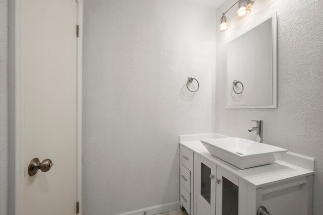 Building Photo - 914 Grand Oaks Dr