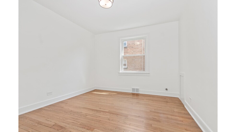 Building Photo - 8914 Lamon Ave