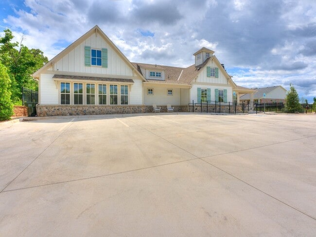 Building Photo - Luxury, Zero Maintenance Living in Edmond!