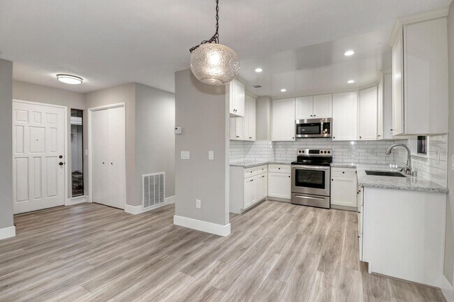 Building Photo - Fall Rental Available 9/1 – Stylish, Upgraded Duplex Near Covell Park