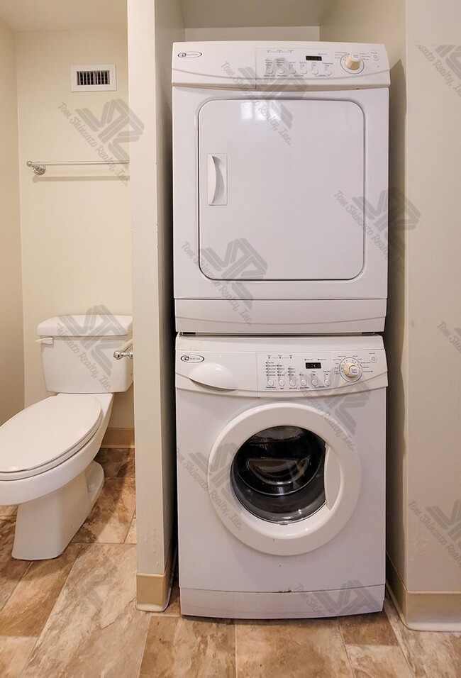 Building Photo - 2BR / 2Bath / 1Pkg - Harbor Square - Utili...