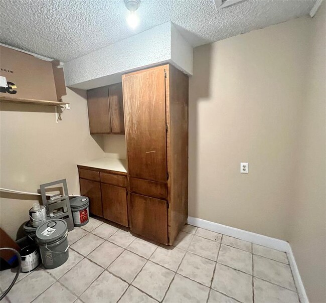 Building Photo - 2403 La Rochelle Dr