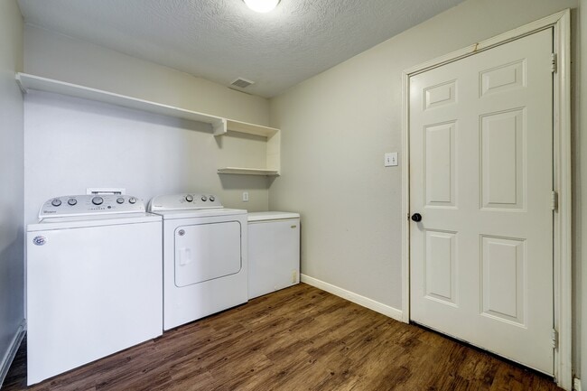 Building Photo - 6834 Silver Shores Ln