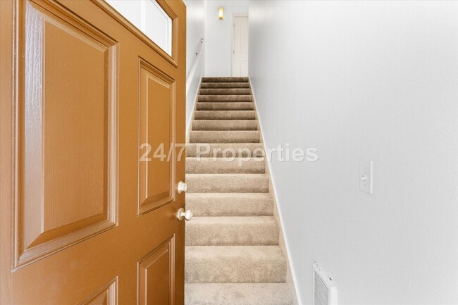 Building Photo - *MOVE-IN SPECIAL!* 3 BD I 2.5 BA Beaverton Townhome