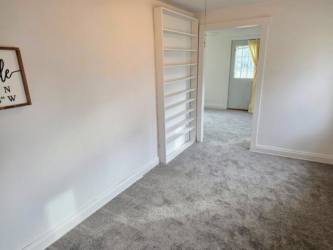 Building Photo - 1526 Rapids St