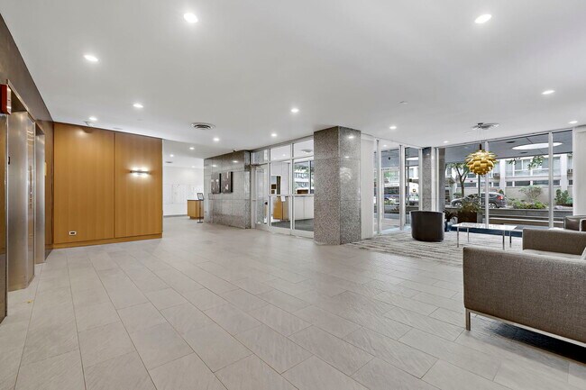 Building Photo - 2930 N Sheridan Rd