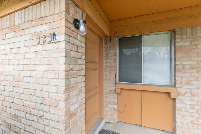 Building Photo - 323 W William Cannon Dr